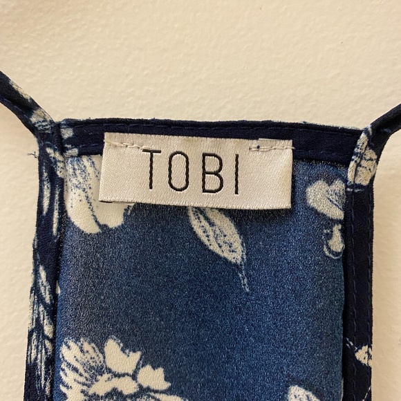 TOBI Navy and White Floral V Neck Top - Picture 3 of 4
